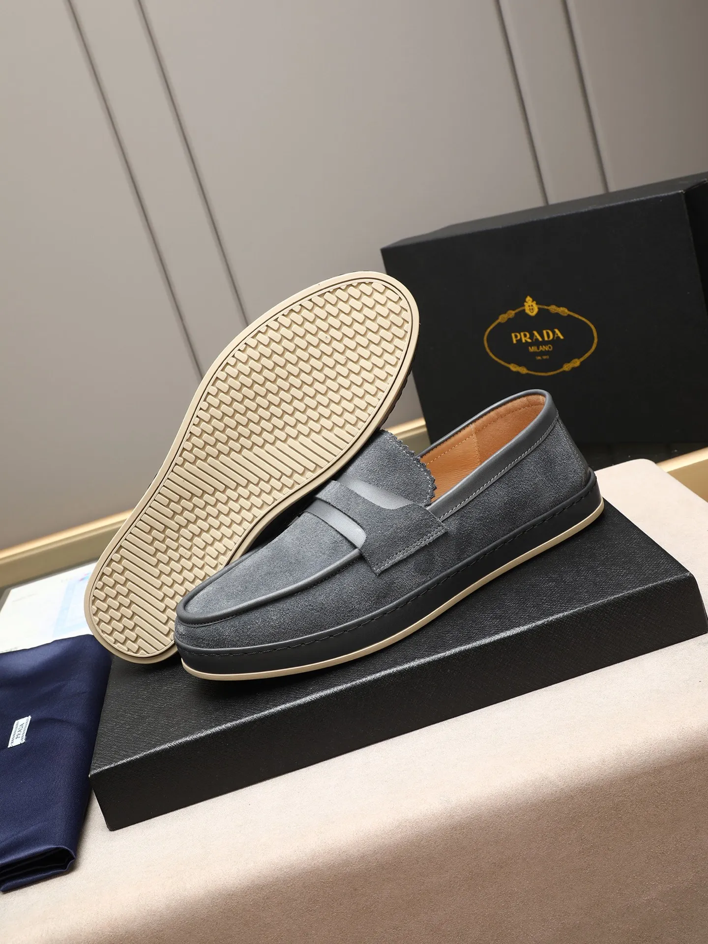 Men's men's shoes 💰P420 🆕🔥New update🔥👟PRADA (Prada) new products are released, imported soft cowhide, fashionable to allow air to penetrate the entire shoe, and the awesome shoes [strong] bring an extremely comfortable and breathable feeling! Beautiful inside and out! Exquisite workmanship, top-grade cowhide material, 😌Number: 38~44 (45 customized) 4 colors of black, blue, gray to choose from.
